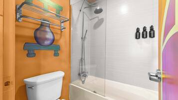 Een douche, handdoeken, shampoo