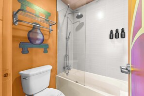 Een douche, handdoeken, shampoo
