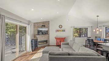 Villa, Multiple Beds, Mountain View (Bidwell) | Living area