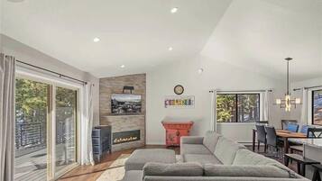 Villa, Multiple Beds, Mountain View (Bidwell) | Living area