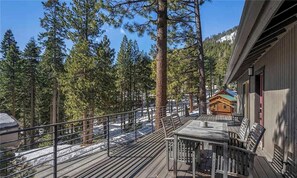 Outdoor dining - Cozy Spacious 4BD Modern Mountain Home (Incline Village)