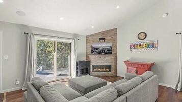 Villa, Multiple Beds, Mountain View (Bidwell) | Living area