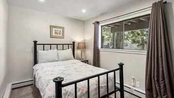 Villa, Multiple Beds, Mountain View (Bidwell) | 4 bedrooms, individually decorated, individually furnished, bed sheets