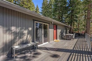 Outdoor dining - Cozy Spacious 4BD Modern Mountain Home (Incline Village)