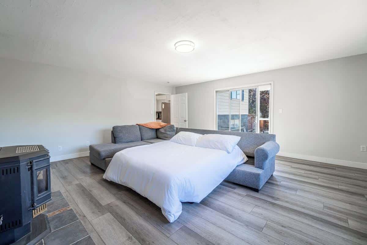 Casa, varias camas, vista al jardín (Everett) | Área de sala de estar