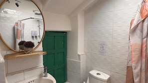 Standaard tweepersoonskamer | Badkamer | Een haardroger, handdoeken, toiletpapier