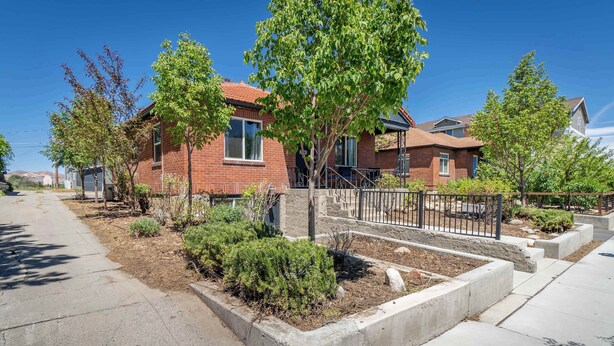 Zona residencial con casas, aceras y cielo despejado.