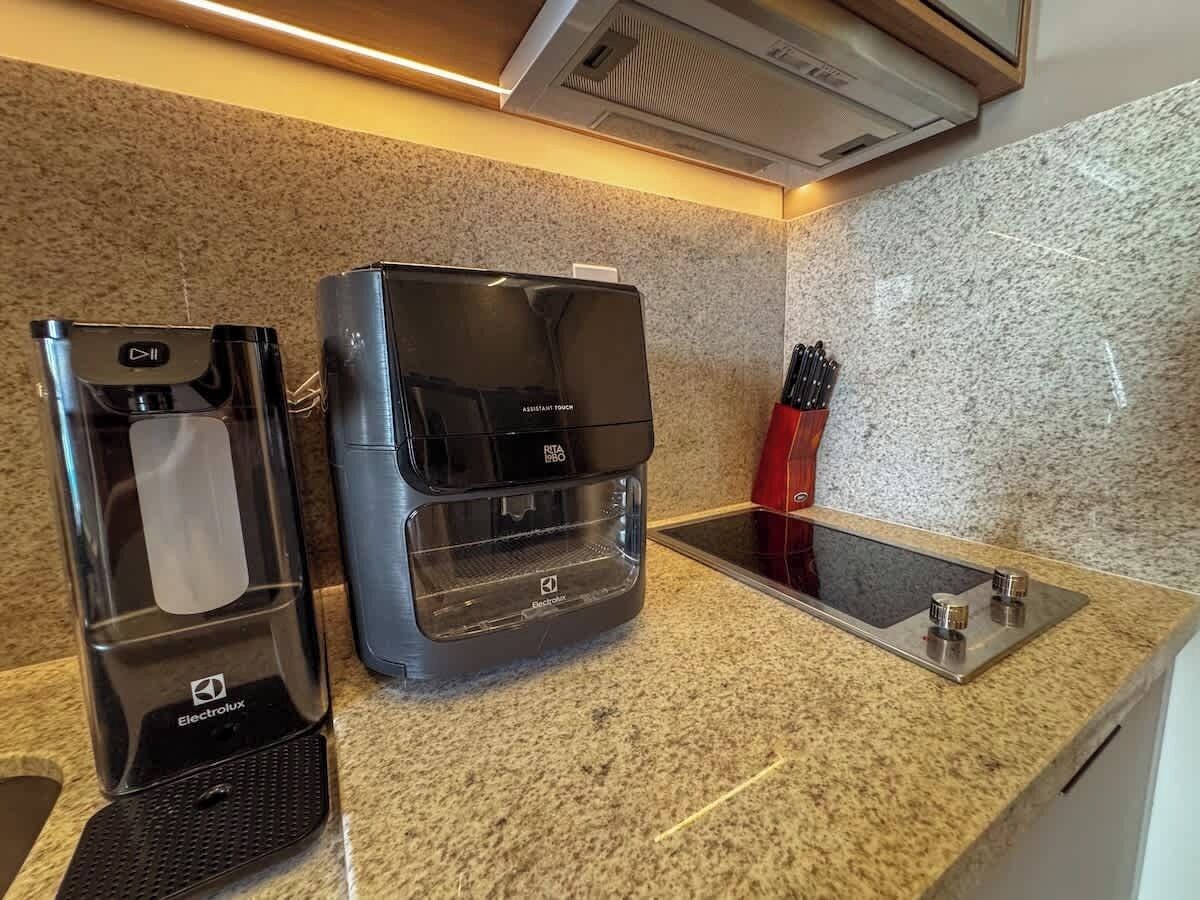 Cafeteira/chaleira, geladeira, fogão, cooktop