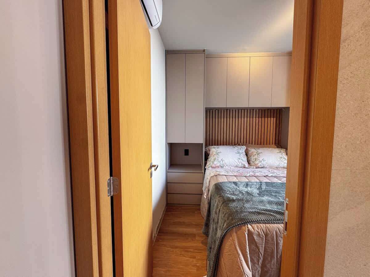 Een strijkplank/strijkijzer, wifi, beddengoed