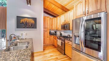House, Multiple Beds, Mountain View (Oriole) | Private kitchen