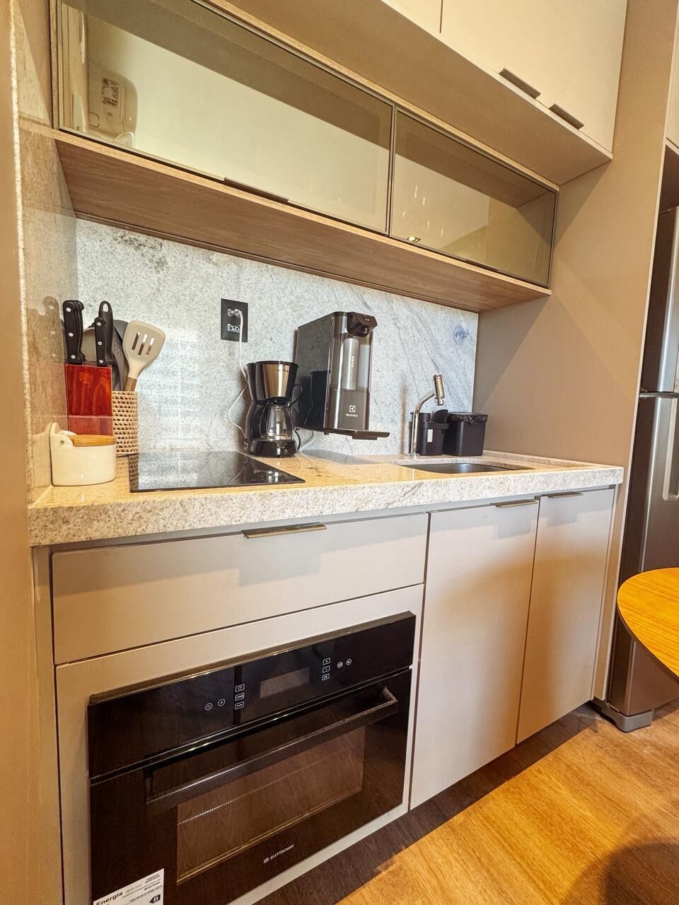 Cafeteira/chaleira, geladeira, cooktop, chaleira elétrica