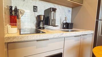 Cafeteira/chaleira, geladeira, cooktop, chaleira elétrica