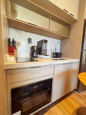 Wasserkocher mit Kaffee-/Teezubehör, Kühlschrank, Herdplatte
