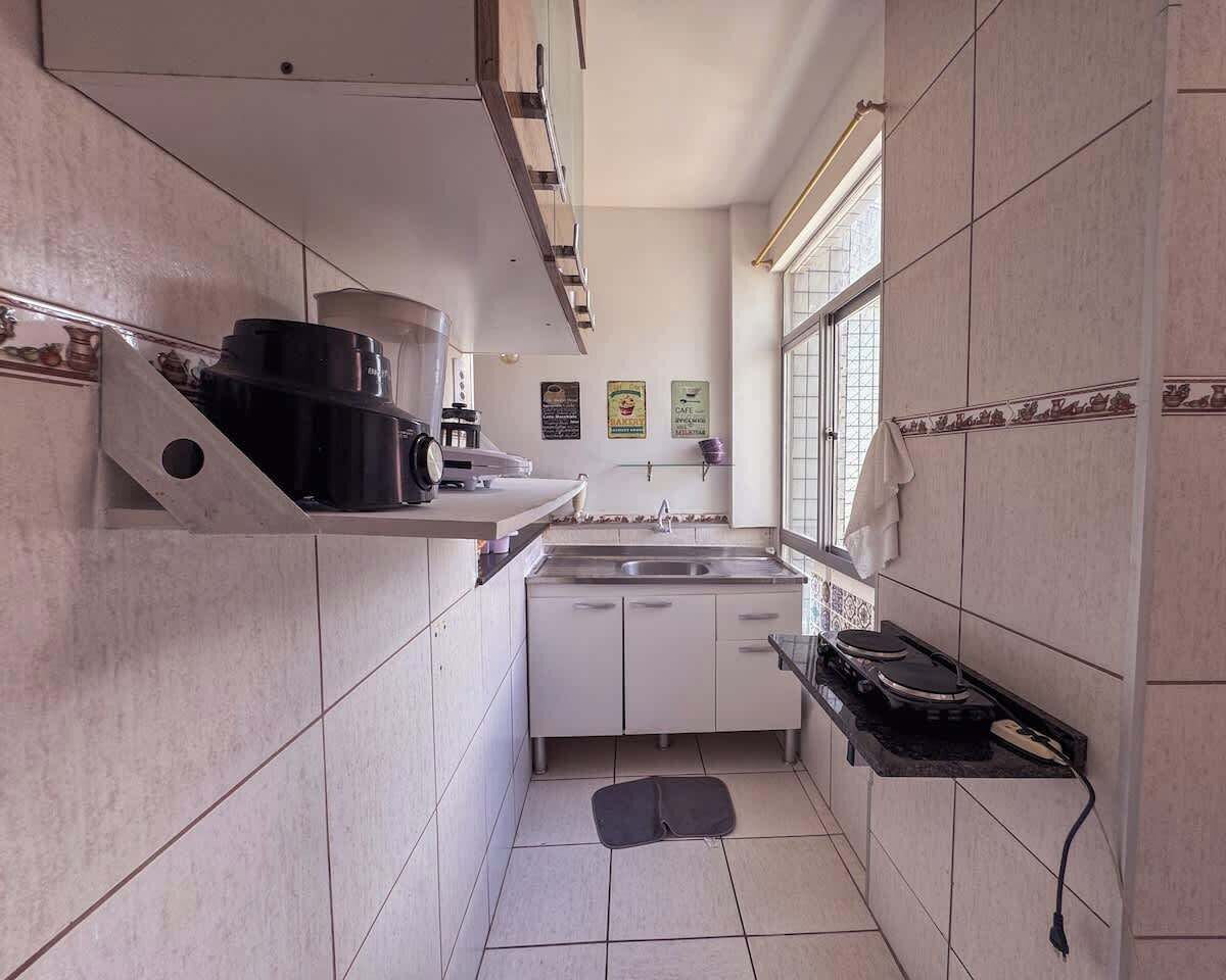 Fridge, stovetop, blender, cookware/dishes/utensils