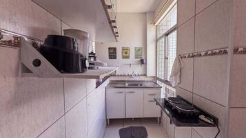 Fridge, stovetop, blender, cookware/dishes/utensils