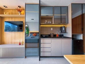 Cafetera/tetera, refrigerador, placa de cocina, licuadora