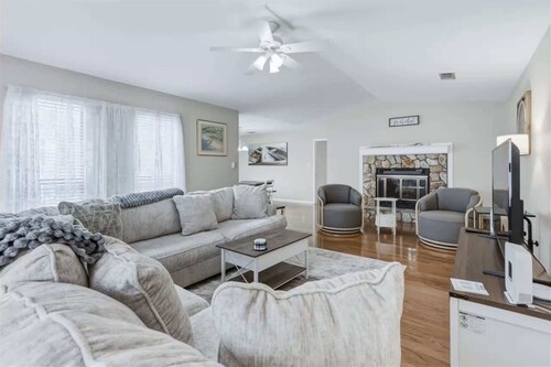 ✈️ Emerald Coast Central Haven | Near Bases, Beaches & Downtown FWB