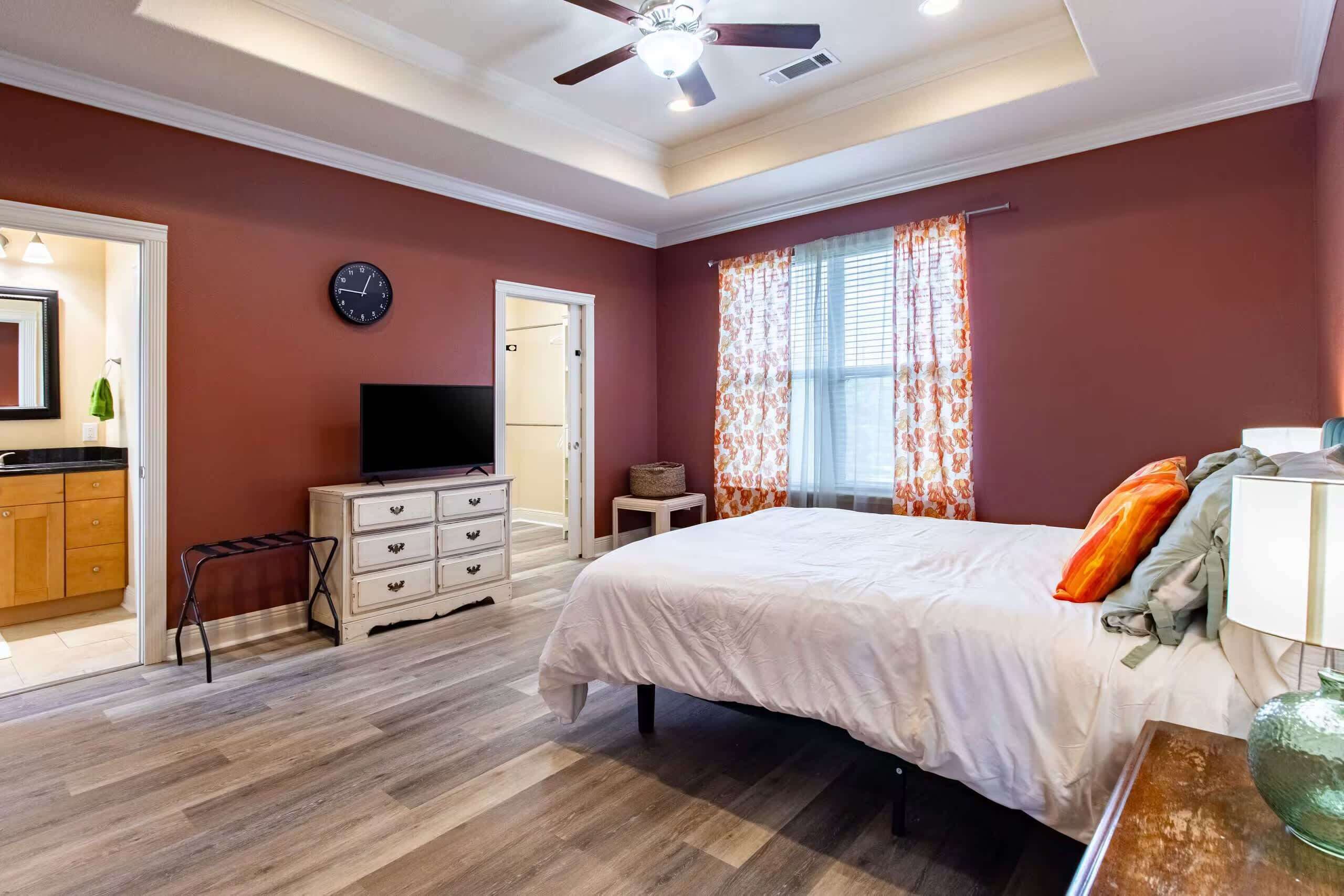 Desk, iron/ironing board, WiFi, bed sheets