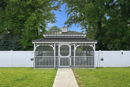 5BR Indy Estate, Hot Tub + Outdoor Kitchen