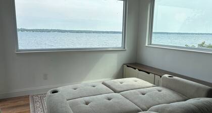 Lakefront Cottage in Scenic Guffin Bay
