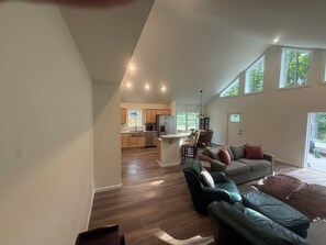 Ein modernes Interieur mit Küche, Essbereich und Wohnzimmer.