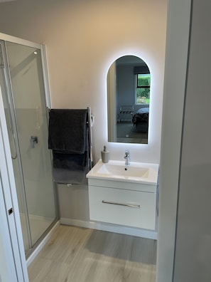 Bathroom - Clean, warm and beautiful place to stay only 4 minutes to Cambridge. (Cambridge)