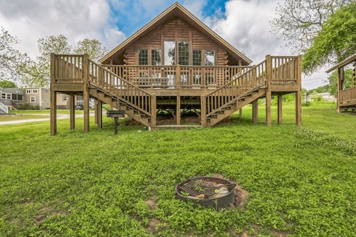 Premium Cabin - Family Cabin Rental Sleeps 8-10