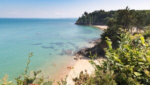 A coastal beach with clear turquoise waters, a sandy shore, and lush greenery. - Ty Ar Meziou - PORDIC (PORDIC)