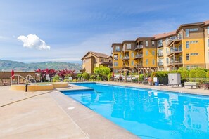 Ein Hotel mit Schwimmbad, Außenbereich und Blick auf die Berge.