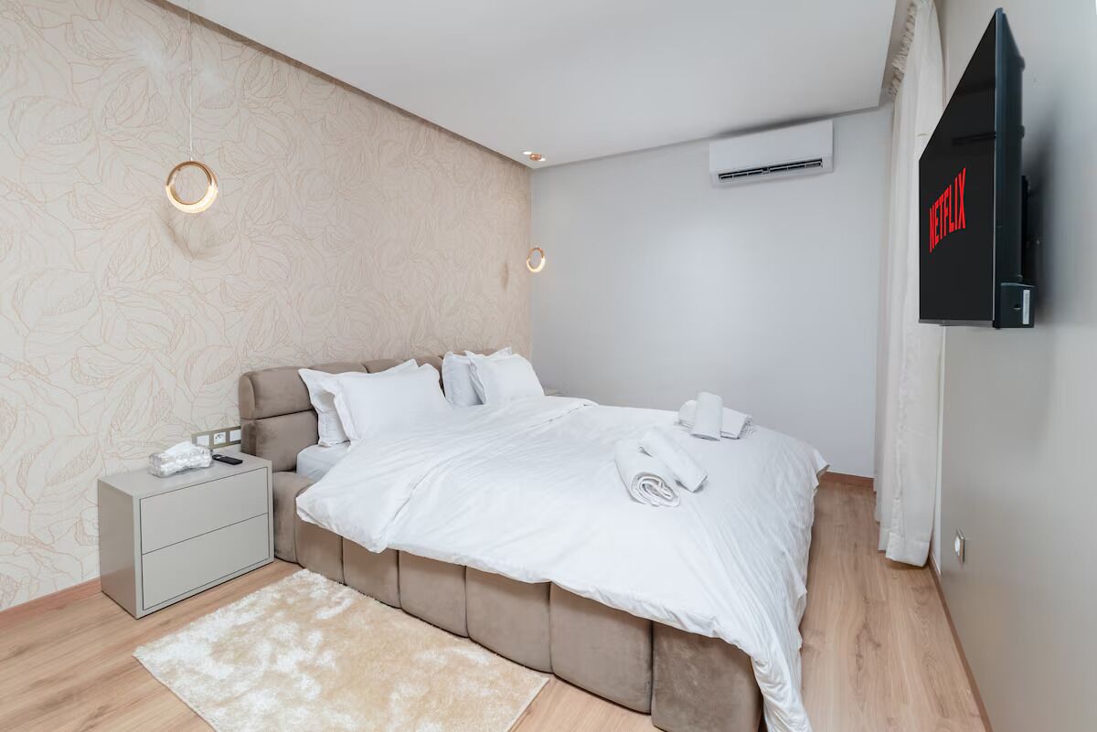 In-room safe, WiFi (free)