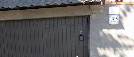 Puerta de garaje cerrada con estructura metálica en el techo.