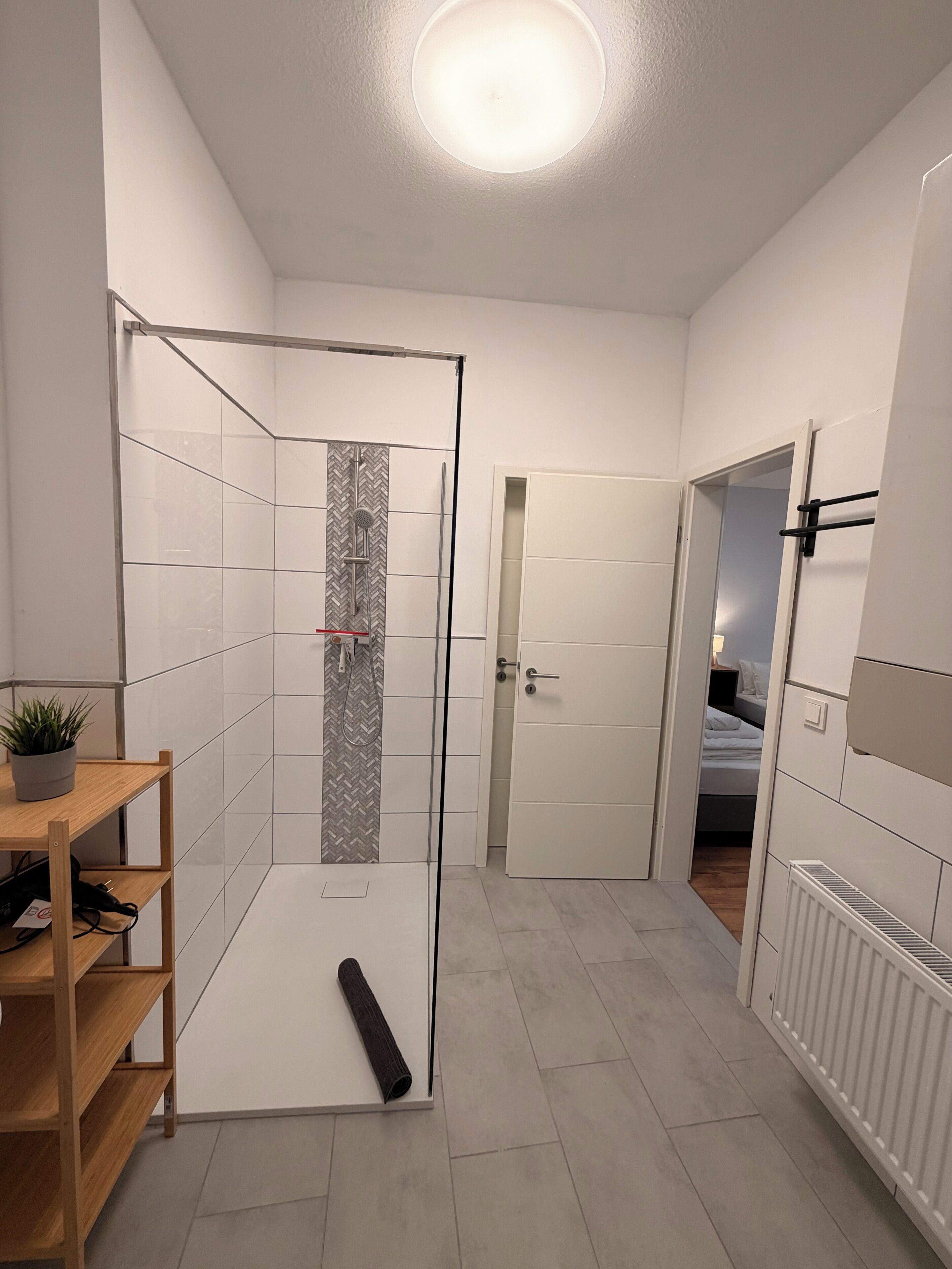 Haartrockner, Handtücher, Toilettenpapier
