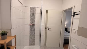 Haartrockner, Handtücher, Toilettenpapier
