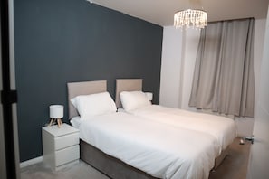 Tabla de planchar con plancha, wifi gratis y ropa de cama 