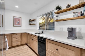 Private kitchen - Spacious 2BR/2.5BA Coastal Retreat- Parking, Walkable to Water, Near Highways (Los Angeles)