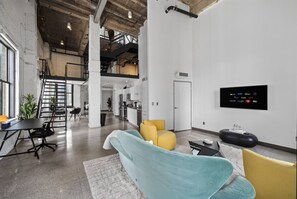 Ein modernes Interieur mit einer Couch, einem Essbereich und einer Küche.