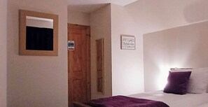Deluxe Twin Room, Mountain View | Premium bedding, pillowtop beds, blackout drapes - Larchside Guest House  (Portree)