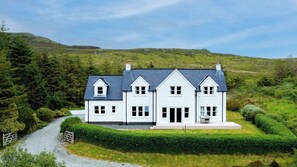 Front of property - Larchside Guest House  (Portree)