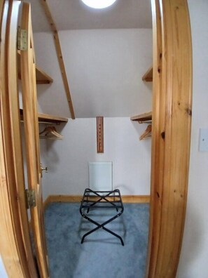 Deluxe Double Room, 1 King Bed, Private Bathroom, Mountain View | Wardrobe - Larchside Guest House  (Portree)