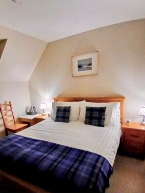 Classic Double Room, Mountain View | Blackout drapes, iron/ironing board (on request), WiFi (free) - Larchside Guest House (Portree)