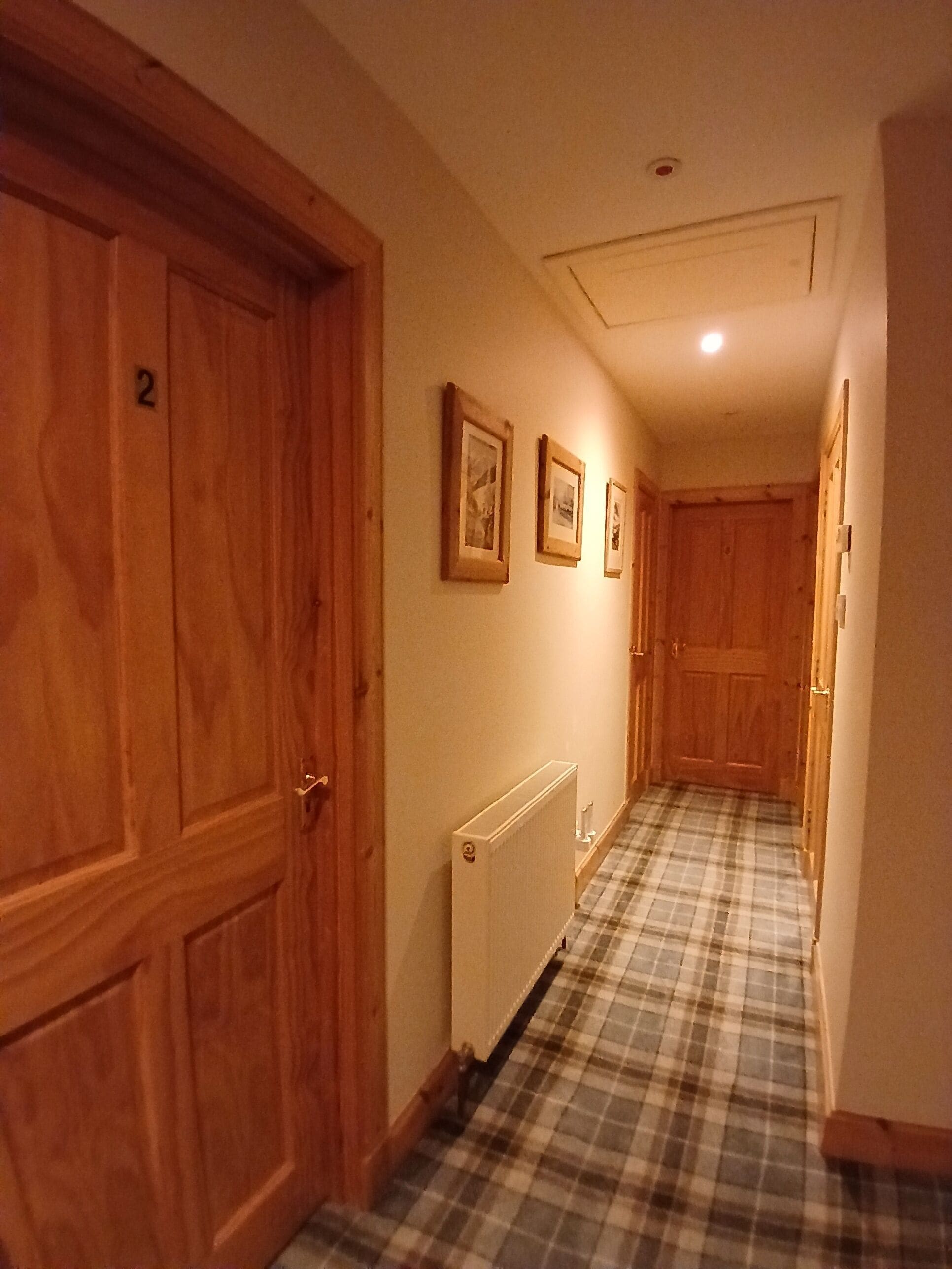 Deluxe Double Room, 1 King Bed, Private Bathroom, Mountain View | Interior