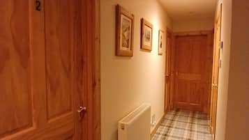 Deluxe Double Room, 1 King Bed, Private Bathroom, Mountain View | Interior