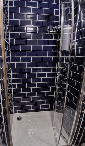 Classic Double Room, Mountain View | Bathroom | Shower, free toiletries, hair dryer, slippers - Larchside Guest House (Portree)