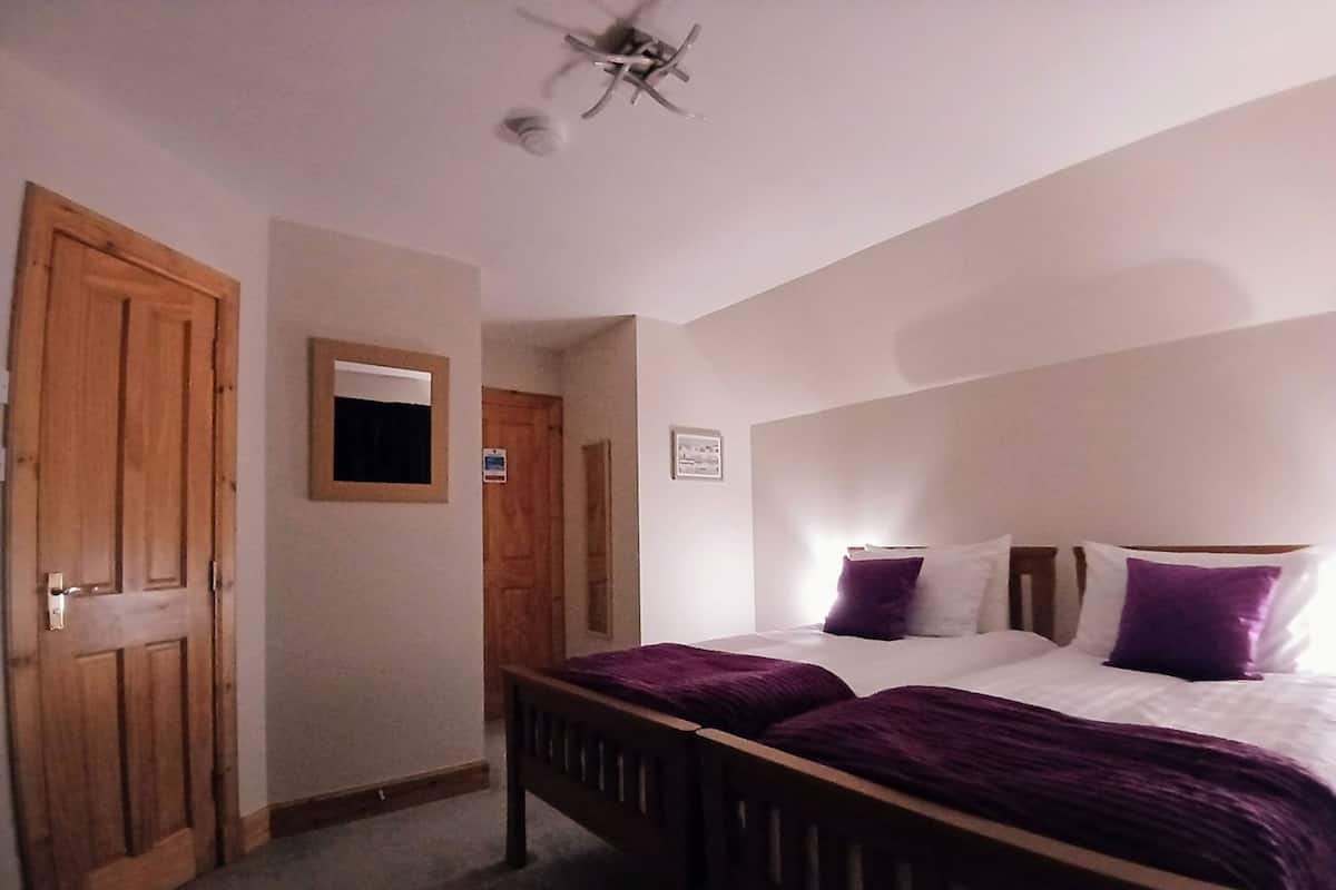 Deluxe Twin Room, Mountain View | Blackout drapes, iron/ironing board (on request), WiFi (free)