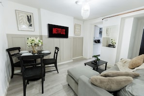 Living area - Modern 3BR | Sleeps 6 | Free Parking | Central London (London)