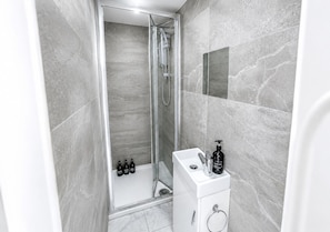 Shower, hair dryer, towels, soap - Modern 3BR | Sleeps 6 | Free Parking | Central London (London)