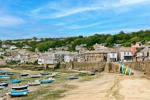 A coastal town with stone buildings, a sandy beach, and several boats. - Grand Devon Country House for 15 (Penzance)