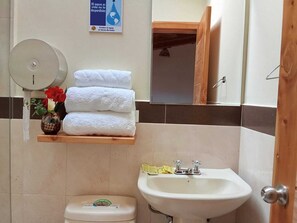 Shower, towels, soap, shampoo - Brisas Del Lago San Pablo (Otavalo)