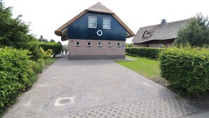Unclassified image, 4 of 24, button - Stylish Waterfront Villa With Sauna (Makkum)