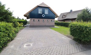 Unclassified image, 5 of 24, button - Stylish Waterfront Villa With Sauna (Makkum)